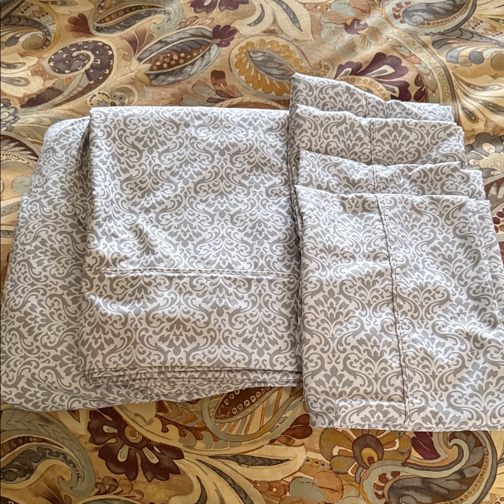 Elegant Queen Size Gray Patterned Bedding Sheet Set NWOT